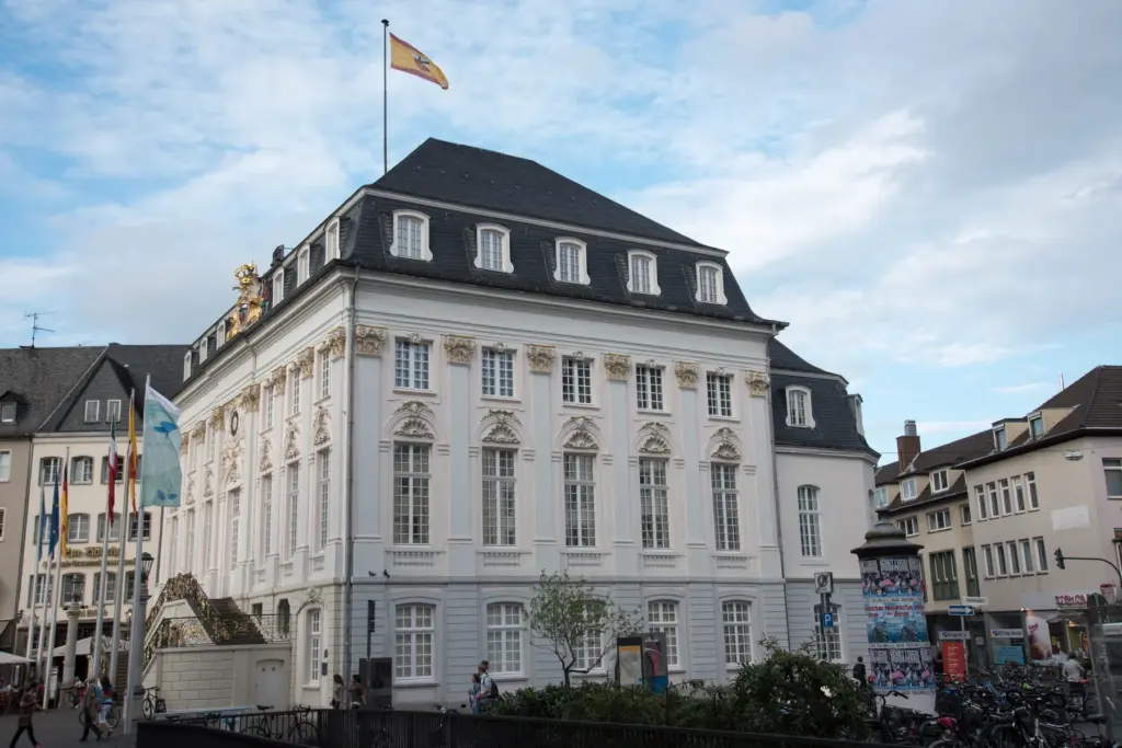 Das barocke Alte Rathaus am Marktplatz in Bonn mit weißer Fassade und goldenen Verzierungen