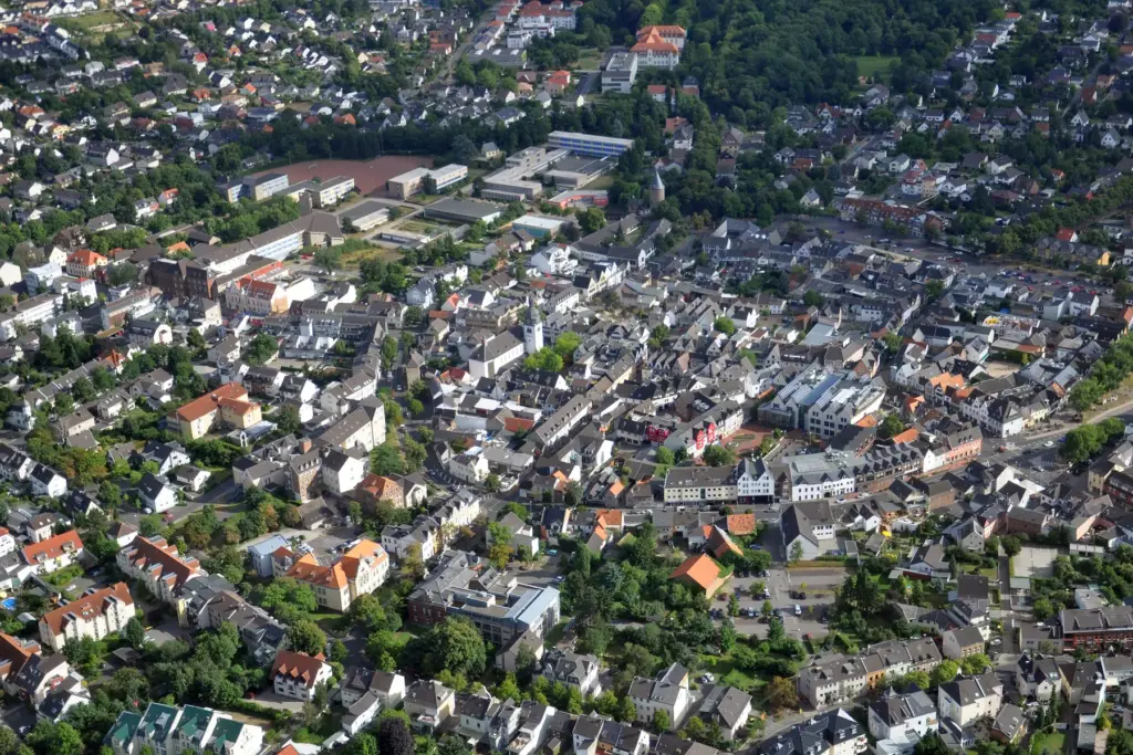 Luftbild der Innenstadt von Rheinbach im Sommer mit Altstadt, Kirchturm und Hexenturm