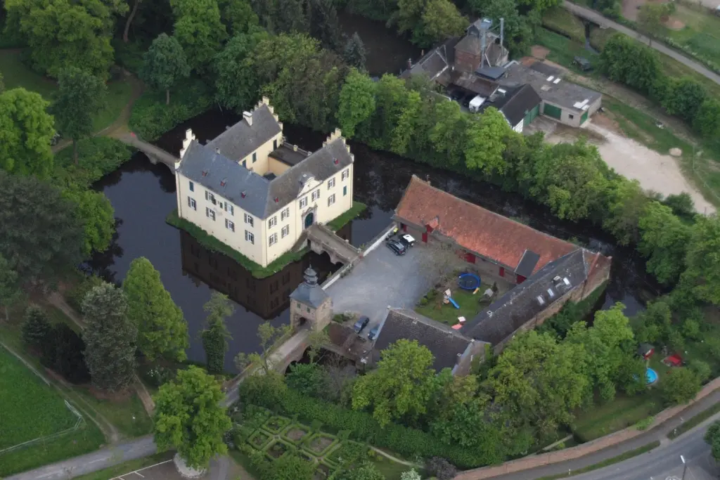 Luftbild der Wasserburg Morenhoven in Swisttal, umgeben von Wassergraben und Bäumen