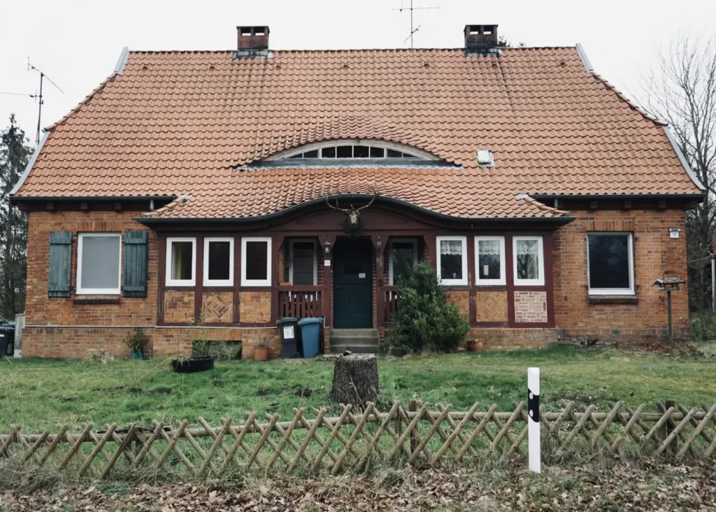 Kleines Backsteinhaus mit rotem Dach