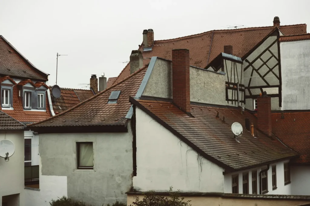 Ziegeldächer einer gewachsenen Wohnsiedlung