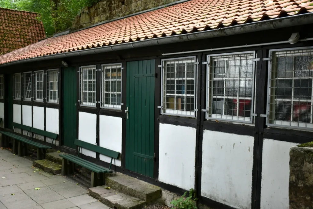Fachwerkhaus mit grünen Fensterläden