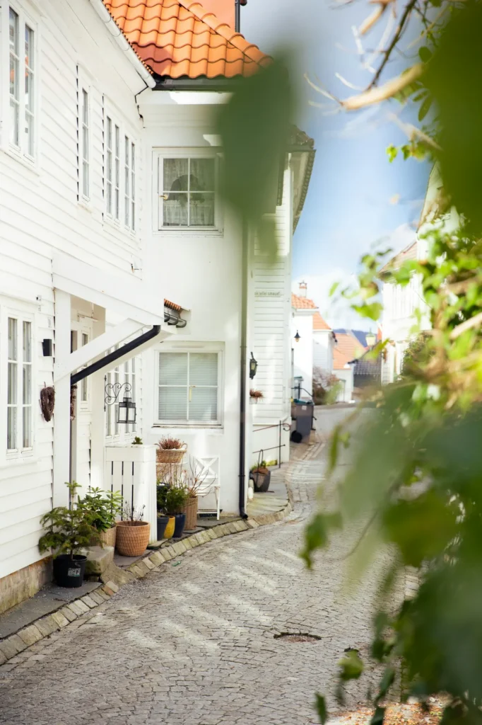 Weißes Wohnhaus mit Ziegeldach und Garten