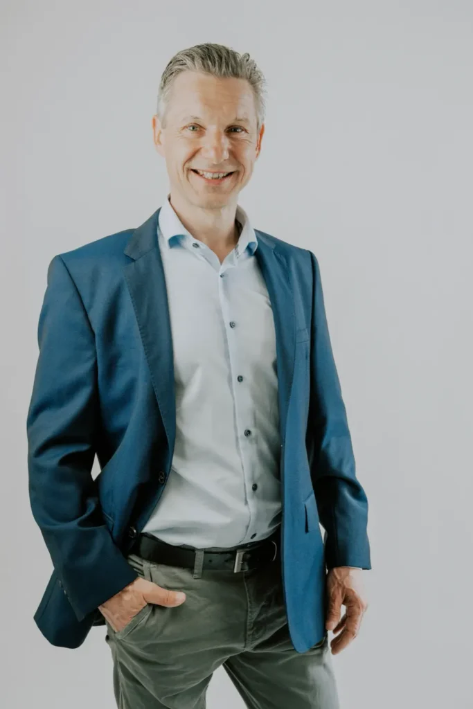 Vladimir Pokersnik stehend vor hellem Hintergrund
