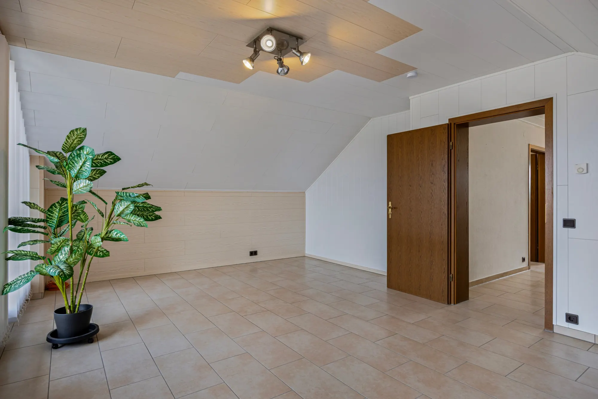 Zweifamilienhaus mit Büro-Einheit